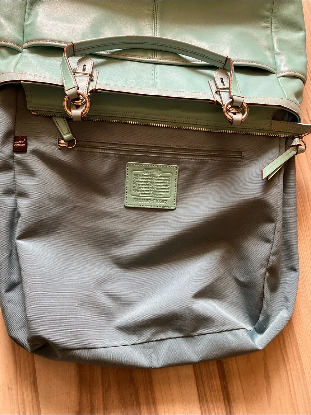 COACH GALLERY NORTH SOUTH TOTE EXCELLENT CONDITION